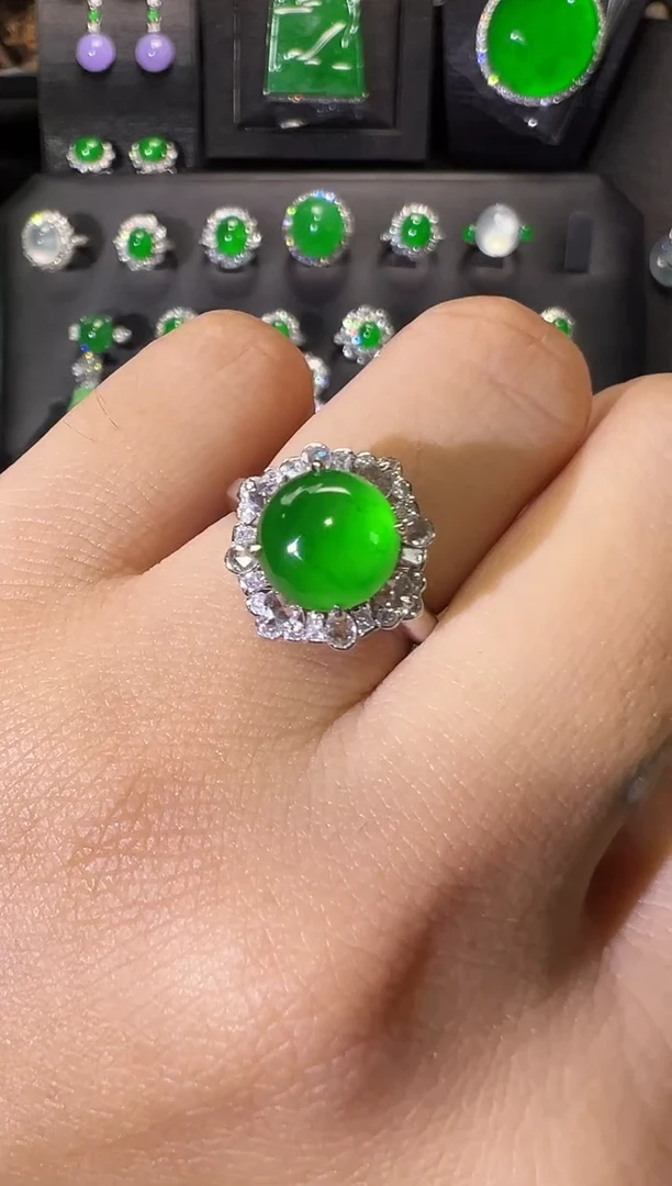 18K金镶嵌戒指翡翠高冰正阳绿蛋面戒指