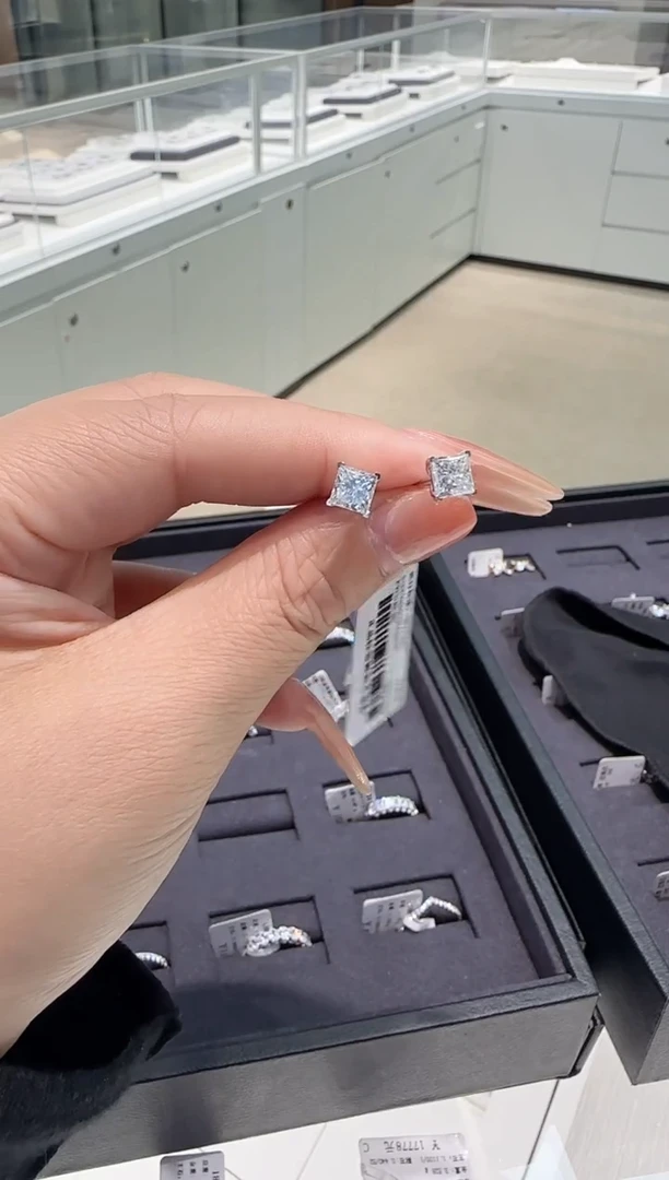 【闪购商品】合成钻石耳饰18K金镶嵌耳饰1.58ct