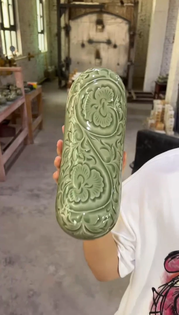 耀州窑青瓷牡丹纹枕头