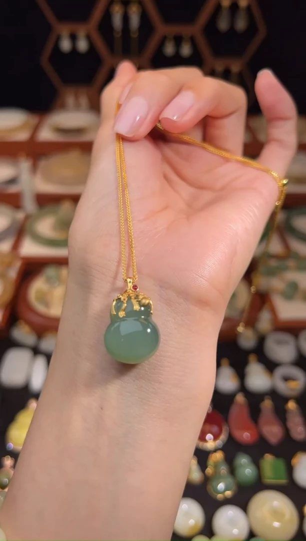 18K金镶嵌和田玉挂件福利