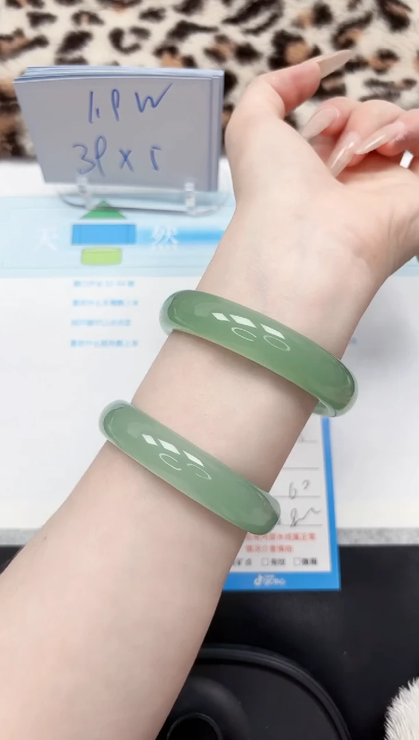 【闪购商品】石英质玉手镯未镶嵌186-60