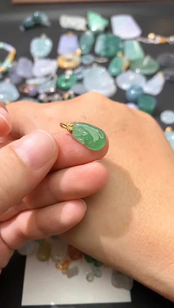 翡翠未镶嵌颈饰吊坠