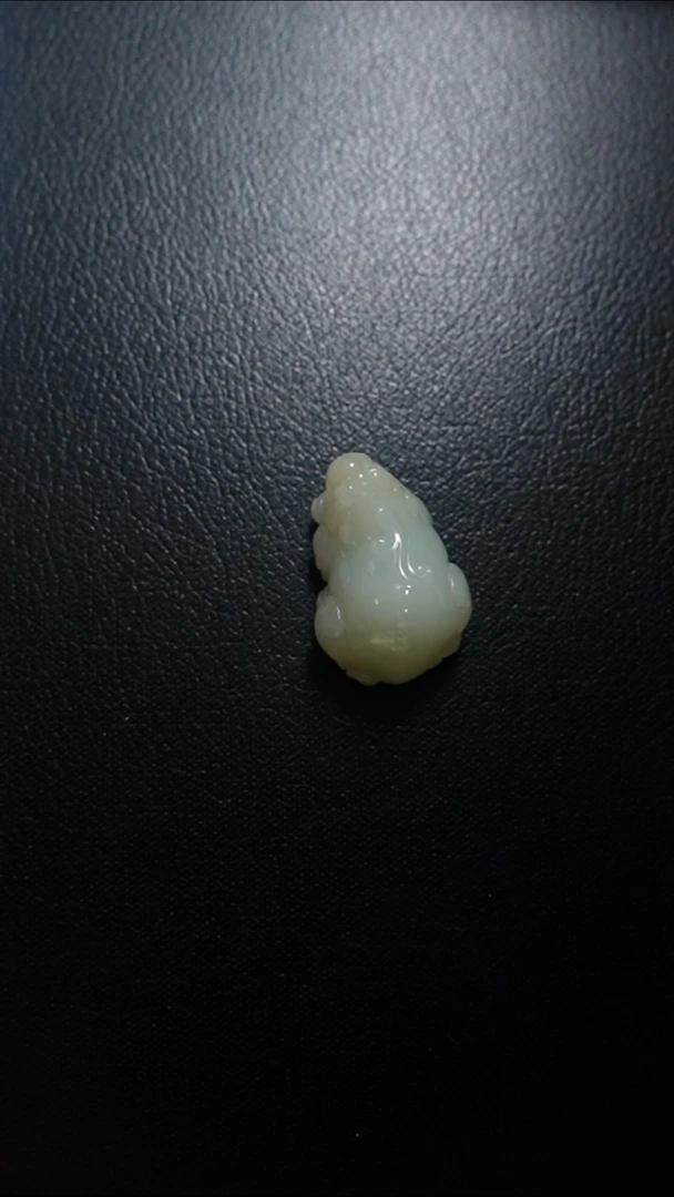 颈饰18K金镶嵌和田玉貔貅