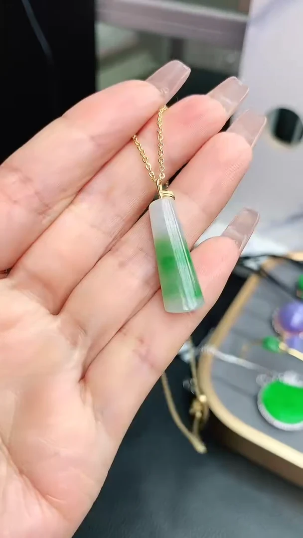 翡翠18K金镶嵌颈饰一**沦天然翡翠A货挂件