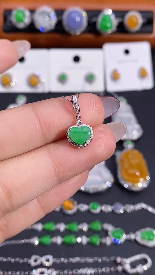 【闪购商品】翡翠颈饰18K金镶嵌吊坠