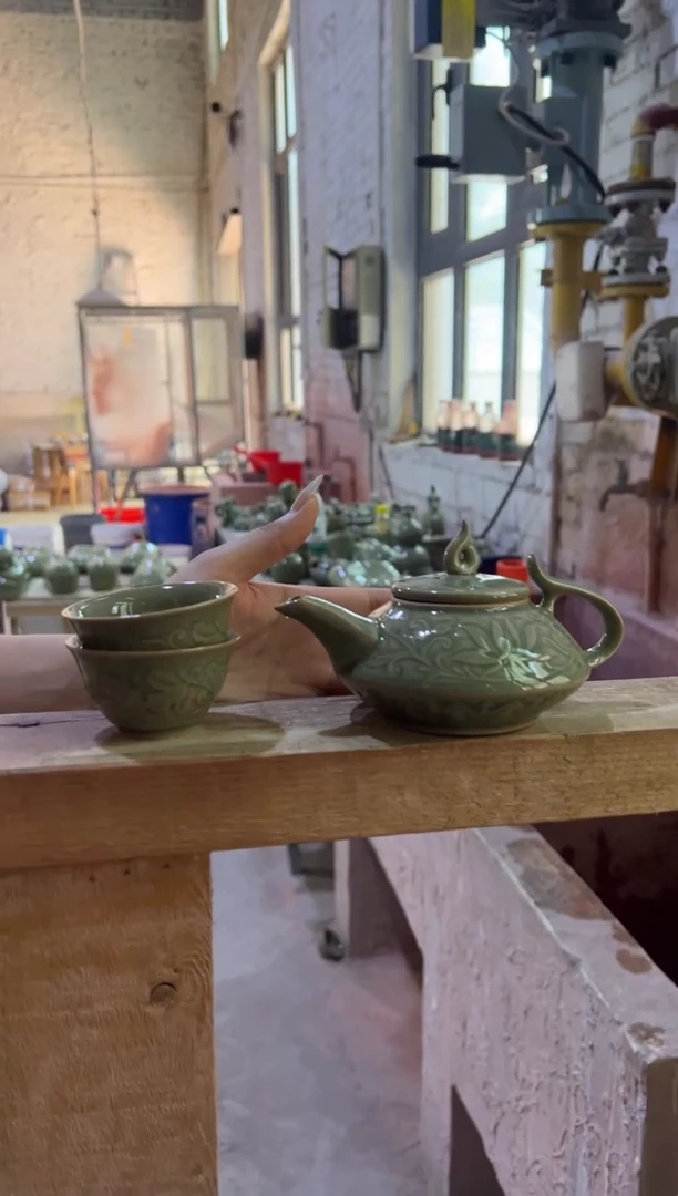 微瑕耀州窑青瓷莲纹虚遍壶+莲纹小杯2