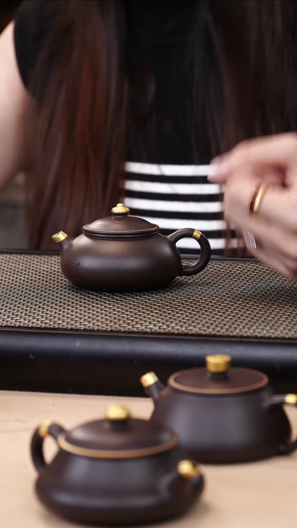 茶壶紫砂四号井茄皮紫泥描金寒江130cc