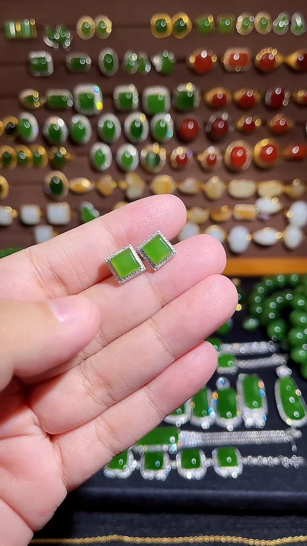 颈饰18K金镶嵌和田玉家***发苹果绿方耳钉