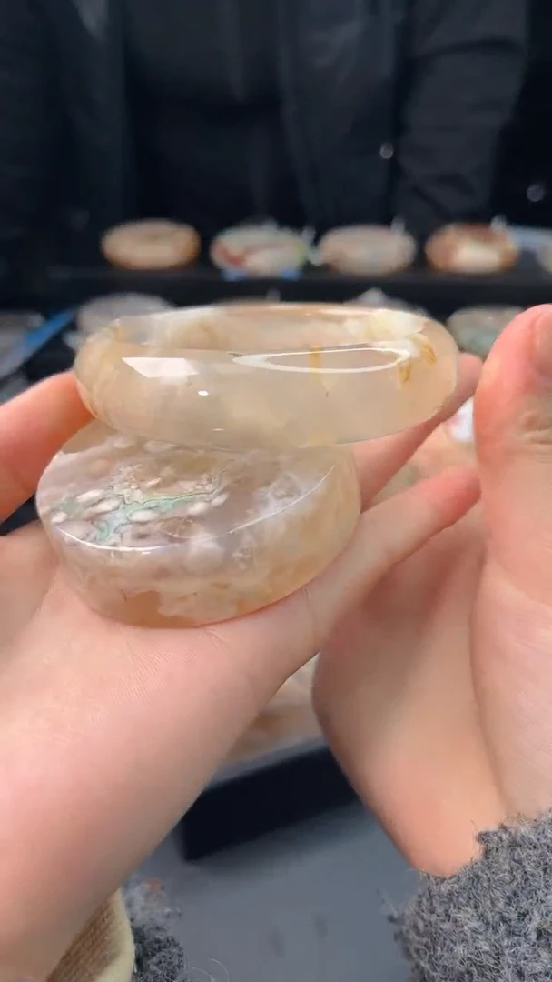 【闪购商品】石英质玉手镯未镶嵌赠送镯心（61圈口）无证书