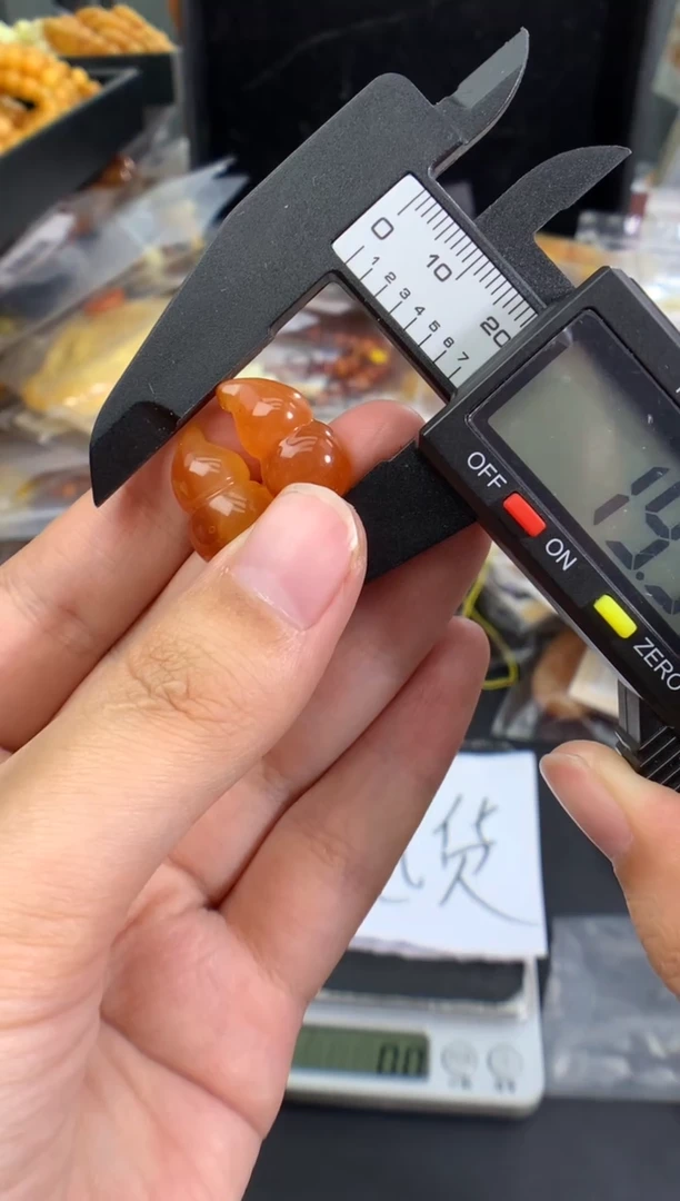 蜜蜡未镶嵌珠宝奇石发其一