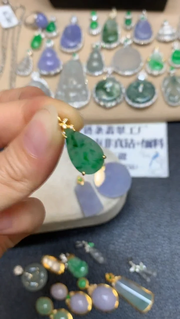 颈饰18K金镶嵌翡翠水滴【无服务费