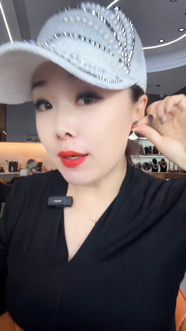 小红珠子带贝贝小裙裙耳钉