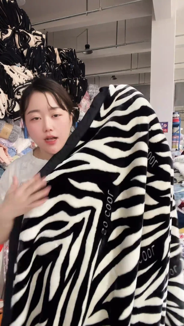 混纺主播手上展示的产品