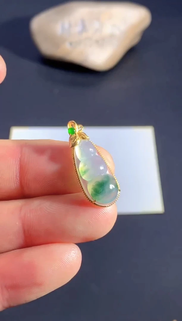 颈饰18K金镶嵌翡翠