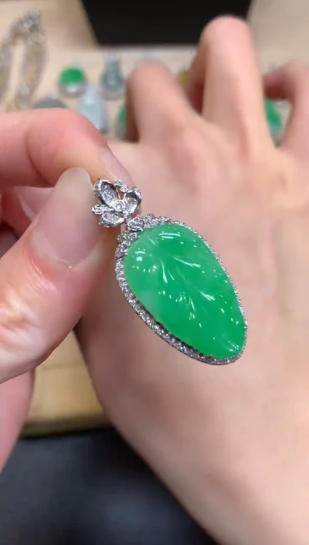 【闪购商品】翡翠颈饰18K金镶嵌叶子【无服务费】