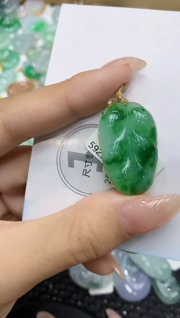 颈饰18K金镶嵌翡翠111111111111