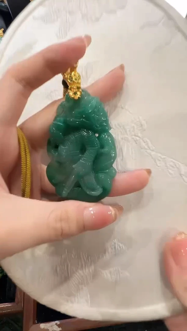 石英质玉未镶嵌颈饰国风