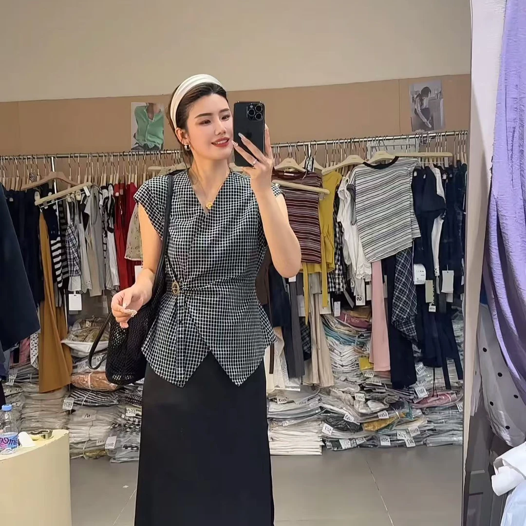 【洋洋精选】2025夏季新款百搭时尚简约气质小格子V领无袖衬衫