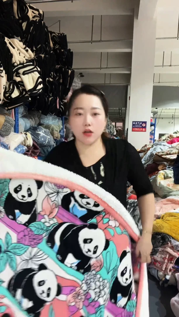 混纺主播手上展示的产品