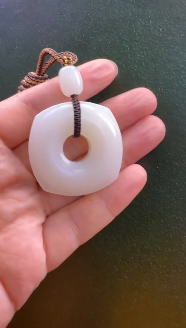 颈饰未镶嵌和田玉吊坠