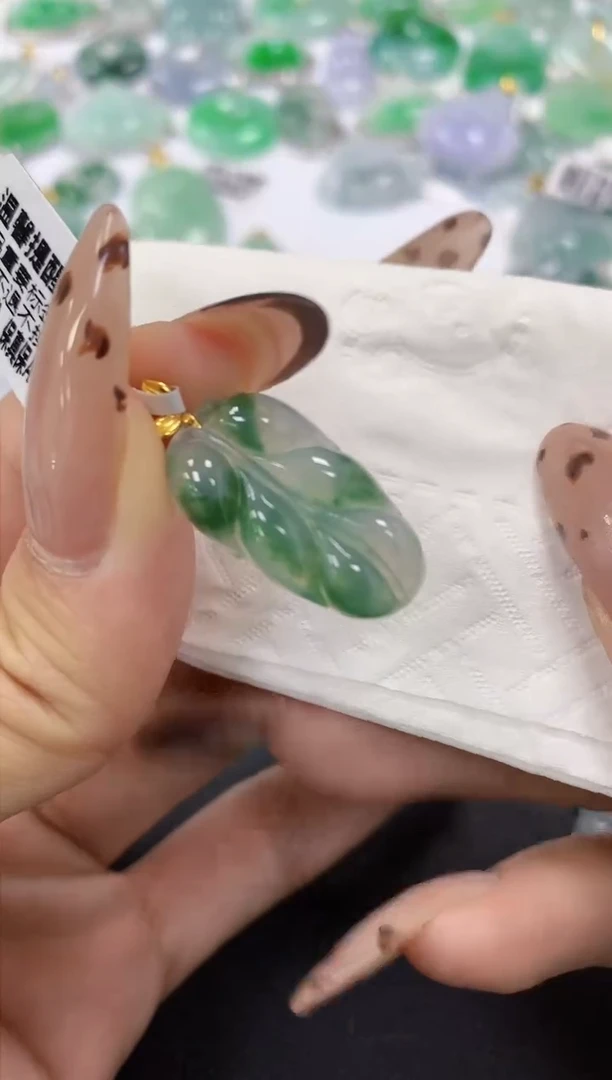 颈饰18K金镶嵌翡翠a货假一赔三支持复检百元上9元证书费自理