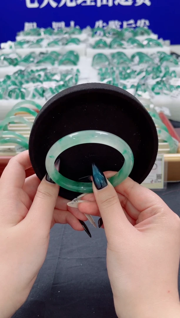 未镶嵌手镯石英质玉（非洲翠）圈口61