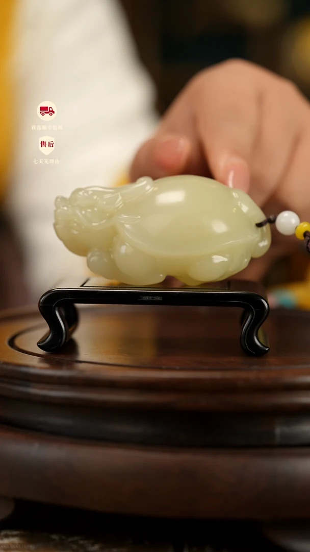 云南石竹叶青雕刻：吉祥龙龟手把件