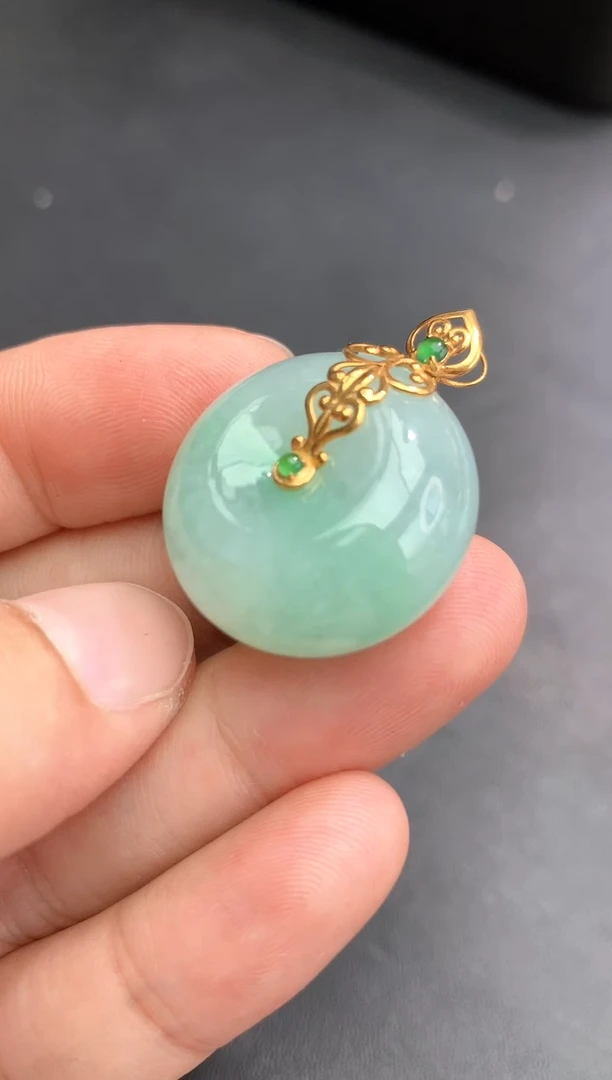 翡翠18K金镶嵌颈饰吊坠