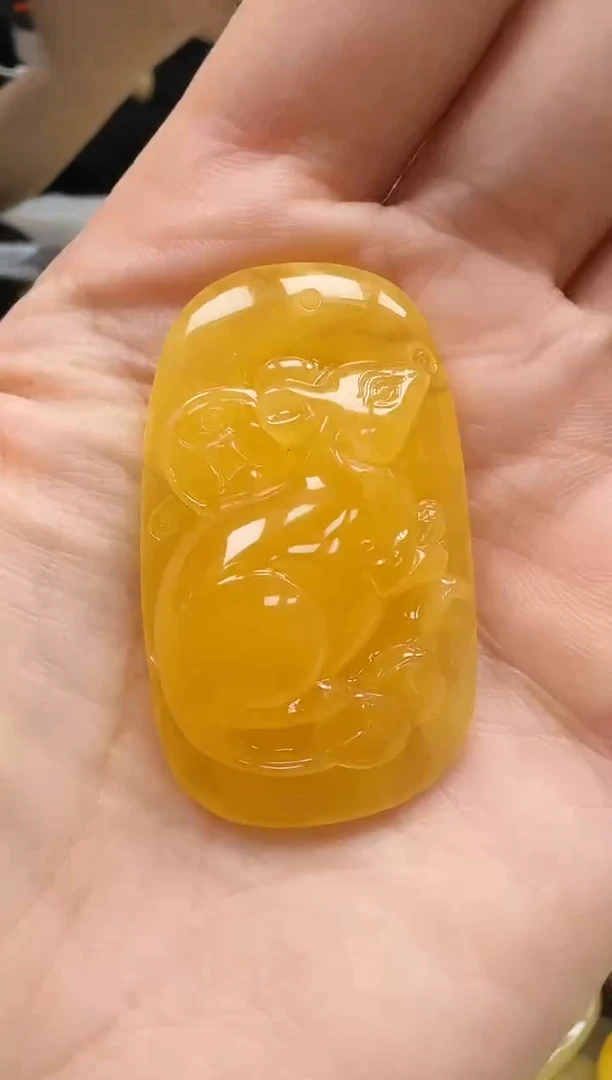 未镶嵌琥珀裸石如图