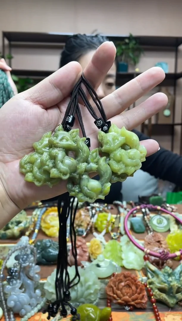 未镶嵌岫玉颈饰多样性发货发其中之一