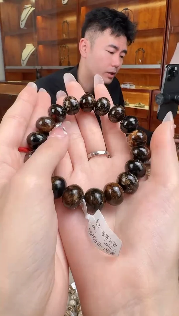 手串琥珀未镶嵌轩**嗲抚顺      琥珀   黑金干白花  14