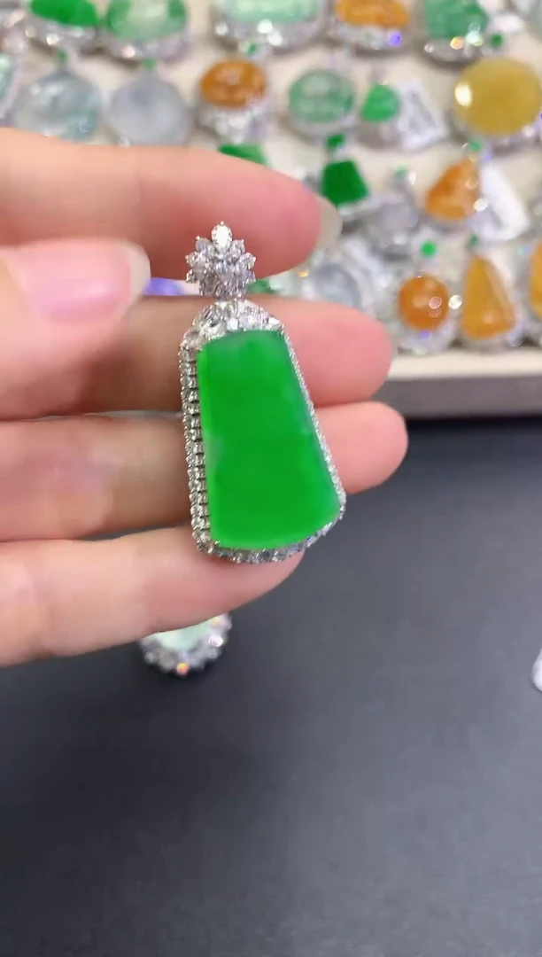【闪购商品】翡翠颈饰18K金镶嵌D19