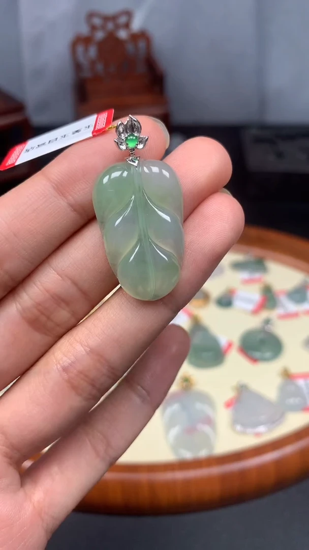【闪购商品】翡翠颈饰18K金镶嵌叶子