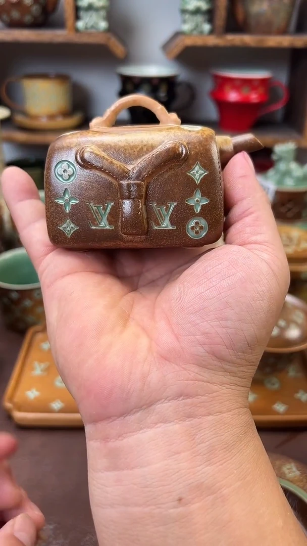 尔****r龙泉青瓷包包壶一把