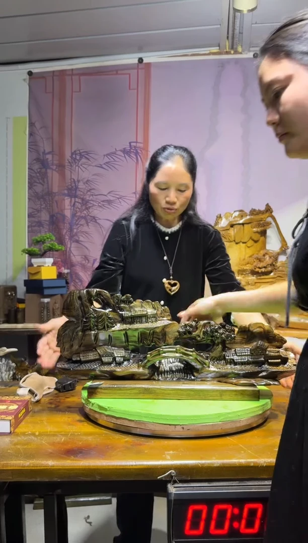 金丝楠杰****）金丝楠木乌木摆件