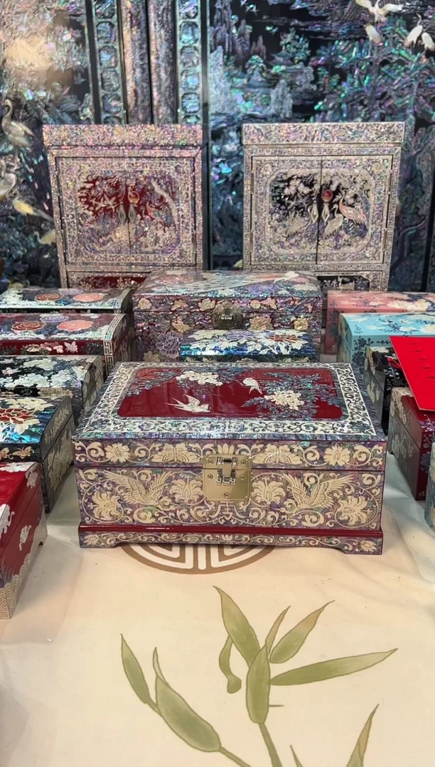 样品鱼锁绒布底·弘贝雅螺钿漆器文化馆