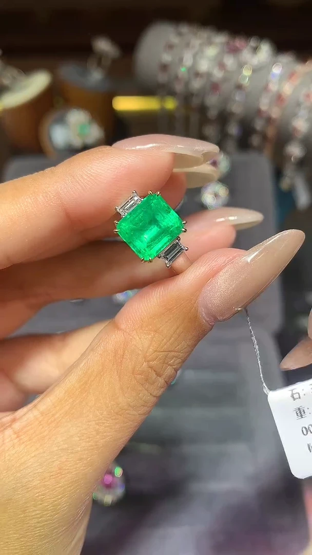 18K金镶嵌戒指祖母绿3.35CT