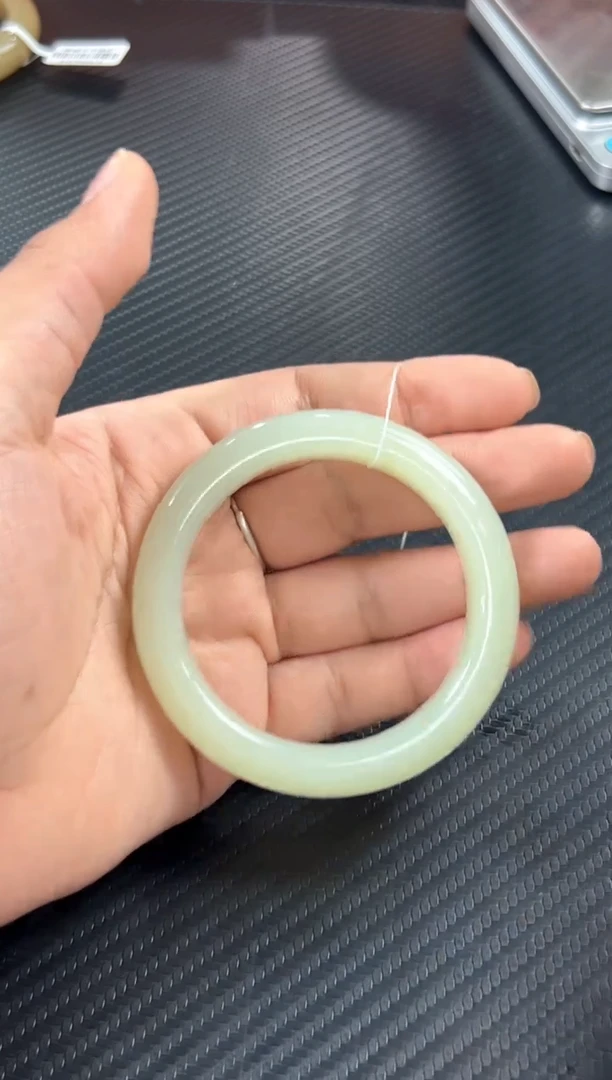 和田玉手镯未镶嵌且末微色差新矿53+