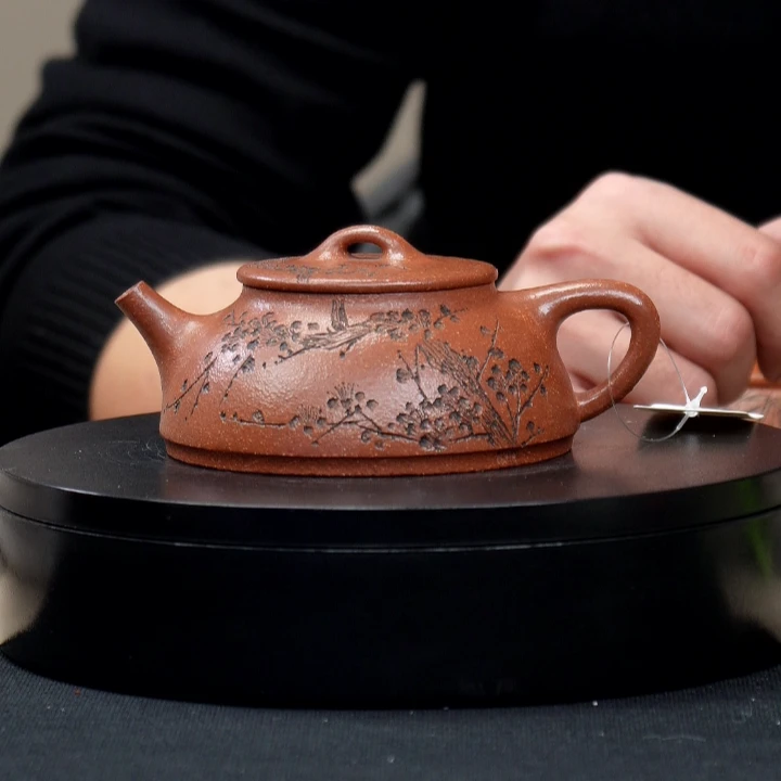 【一品紫砂甄选】刻绘粗砂红降坡梅香手工紫砂壶