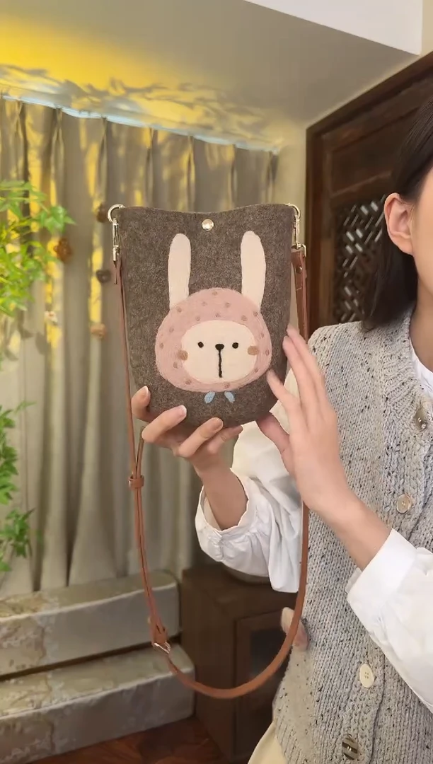 羊毛非遗纯手工包  手机包兔子