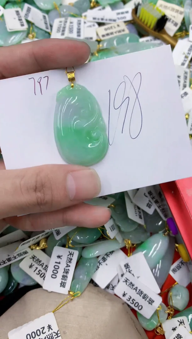 颈饰18K金镶嵌翡翠111111111111