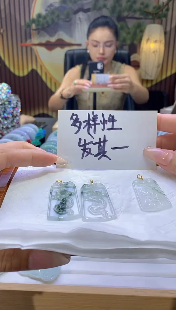 翡翠18K金镶嵌颈饰多样性仅发其一7186