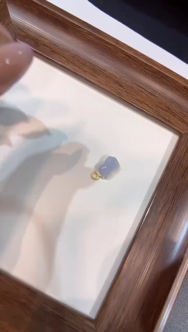 颈饰18K金镶嵌翡翠兔兔