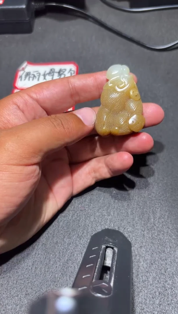 未镶嵌和田玉（糖玉）挂件和田玉