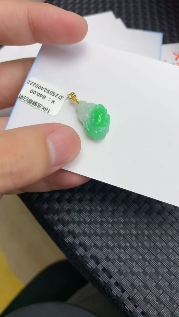 翡翠18K金镶嵌颈饰1111111111