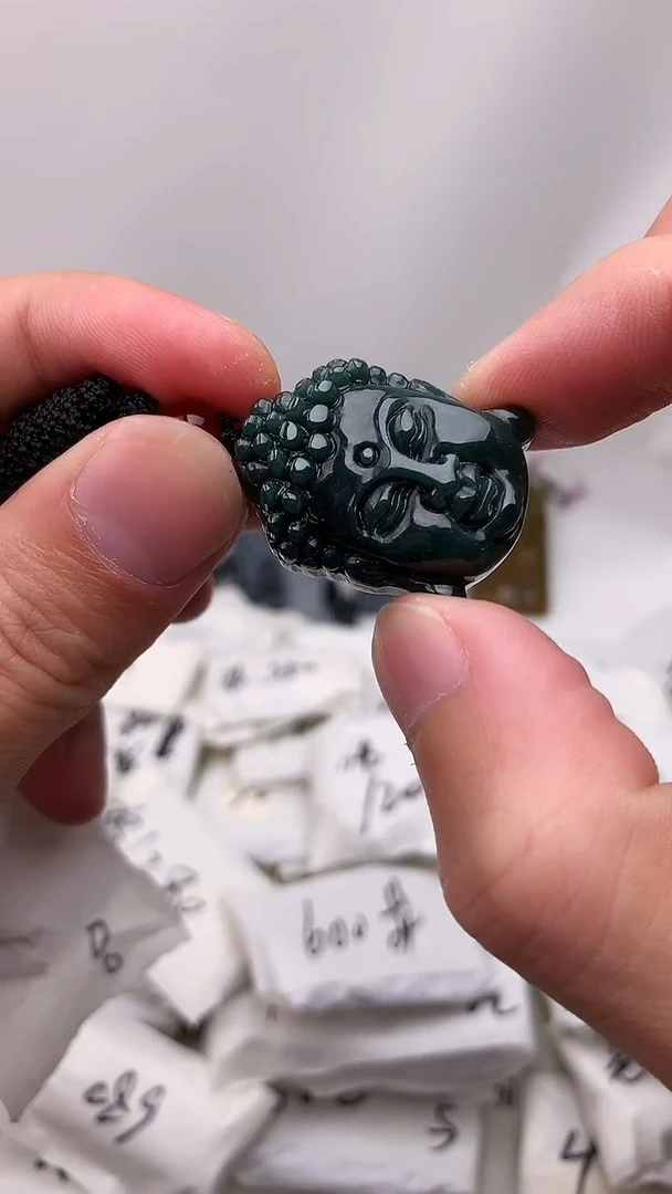 颈饰未镶嵌翡翠佛头