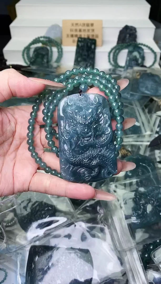 颈饰未镶嵌翡翠