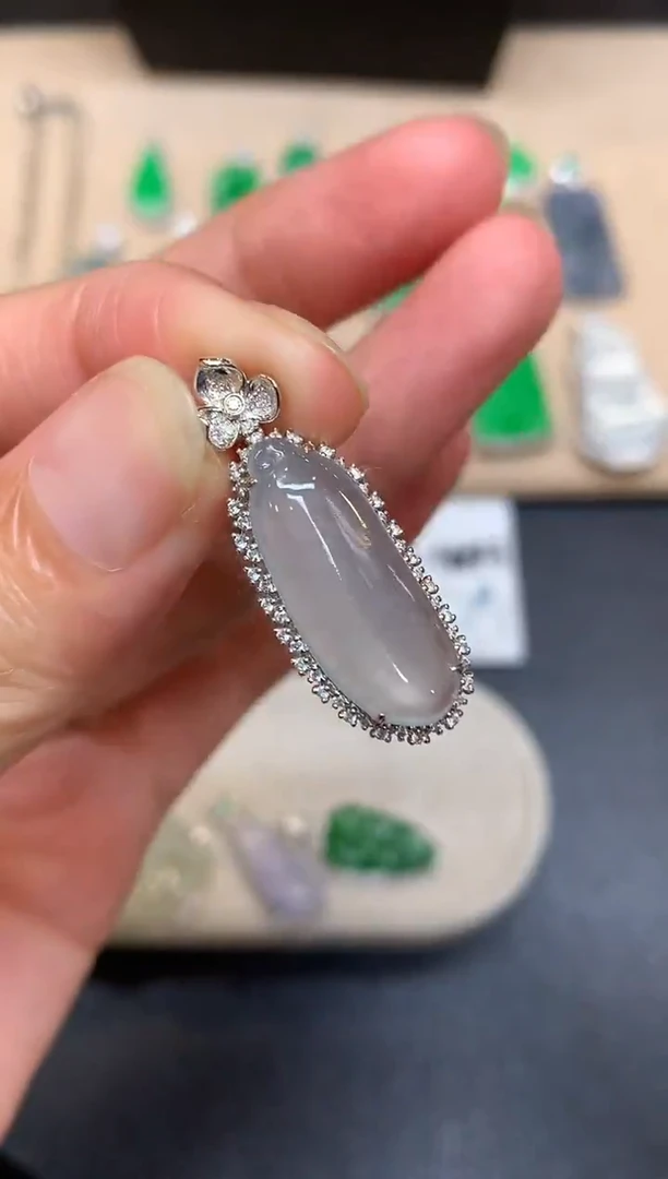 颈饰18K金镶嵌翡翠福瓜【无服务费