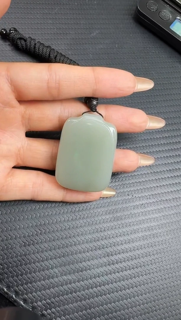 和田玉未镶嵌吊坠(赠链)且末近矿微色差吊坠