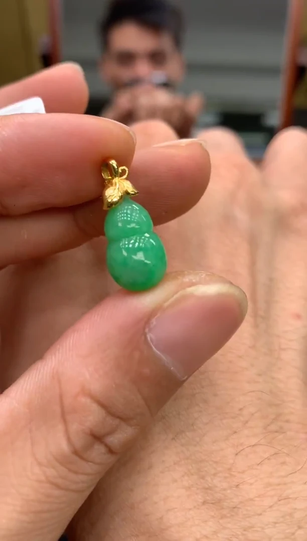 颈饰18K金镶嵌翡翠葫芦